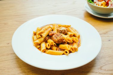 Köfte makarna sosu ile