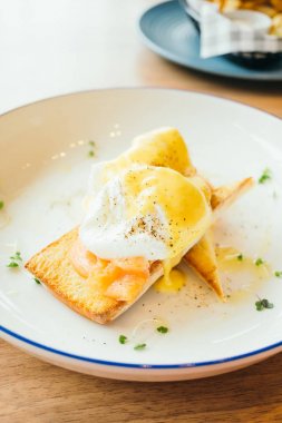 Kahvaltı için füme somon yumurta benedict