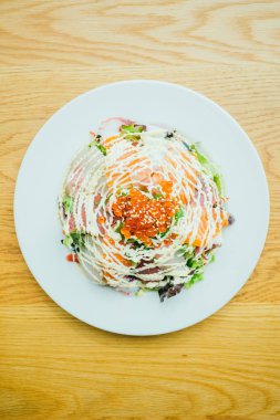 Deniz ürünleri sashimi salata