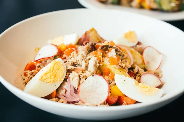 Thunfischsalat mit Ei — Stockfoto