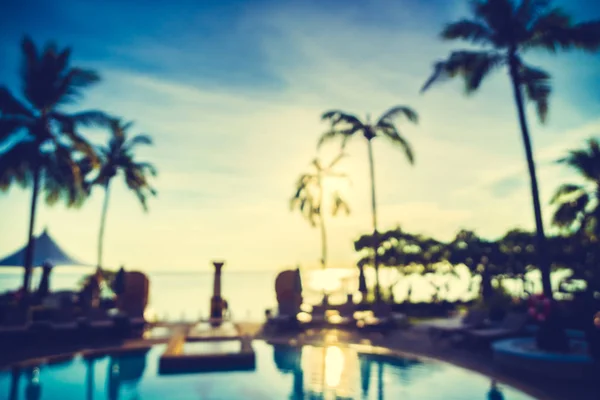 Silhouette palma da cocco intorno alla piscina — Foto Stock