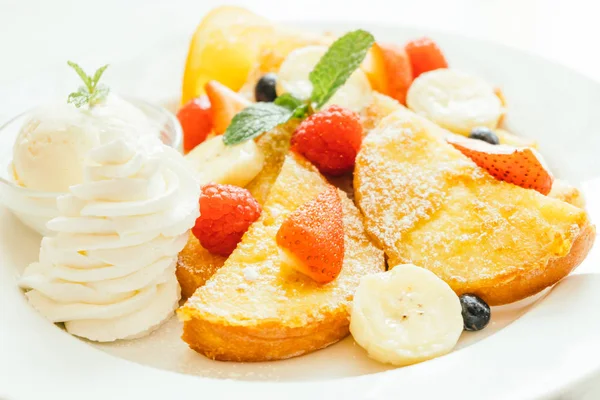 Naleśnik i chleb tosty z owoców mieszanych — Zdjęcie stockowe