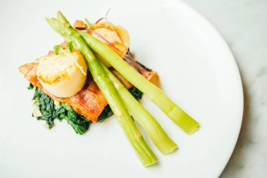 Pastırma ve kuşkonmaz ile tarak shell