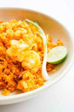 Kızarmış pilav ve deniz ürünleri.