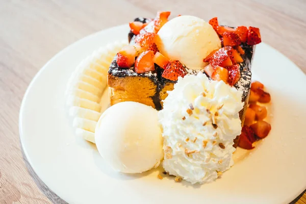 Toast au miel avec crème glacée et fraise et banane — Photo