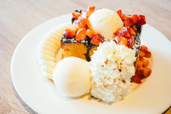 Toast al miele con gelato e fragola e banana — Foto Stock