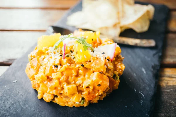 Çiğ taze somon et çiğ siyah plaka