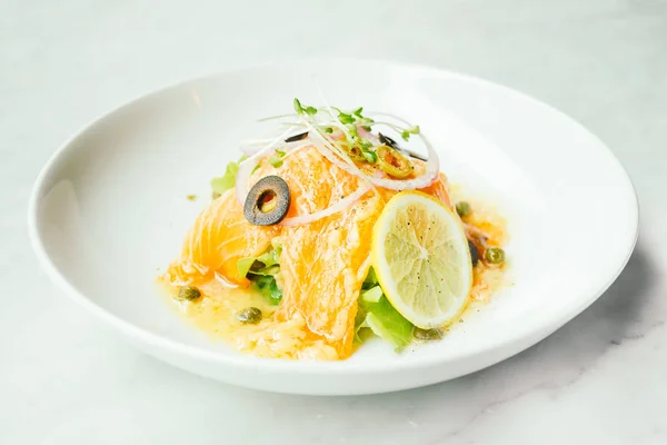 Carpaccio di salmone crudo e fresco — Foto Stock