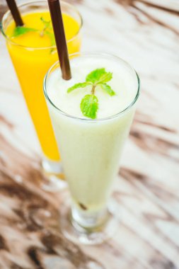 buzlu yeşil karışık meyve güler yüzlü