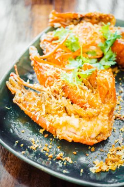 Plaka sarımsaklı kızarmış karides