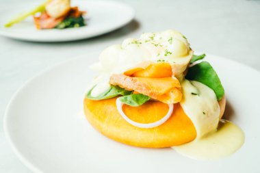 Somon füme ve yumurta benedict ile donut ekmek