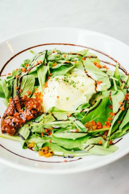 Yumurta benedict salata