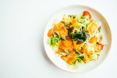 Çiğ taze somon et sashimi sebze salatası ile