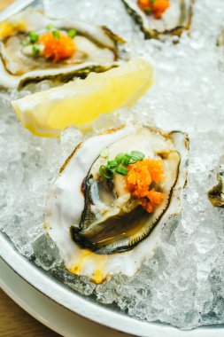Ham ve taze istiridye kabuğu limon ile