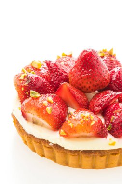 Şekerli tatlı tart üstüne çilek ile