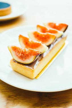 Şekerli tatlı tart ve incir üstte