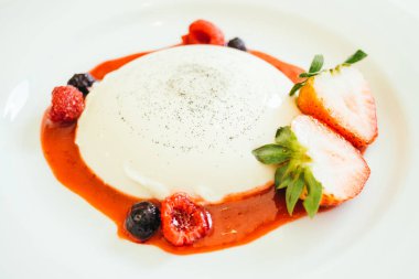 Çilek ve rasberry ile Panna cotta