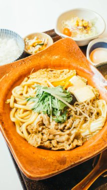 Sıcak tabak pirinç Suki erişte