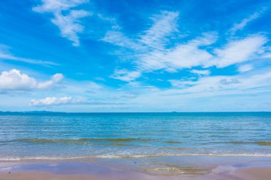 Güzel plajı ile deniz ve okyanus mavi gökyüzü üzerinde