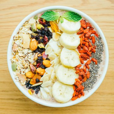 Müsli ve granola karışık meyve