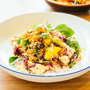 Kızarmış tavuk ve sebze salatası.