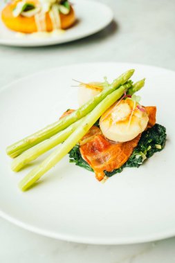 Pastırma ve kuşkonmaz ile tarak shell