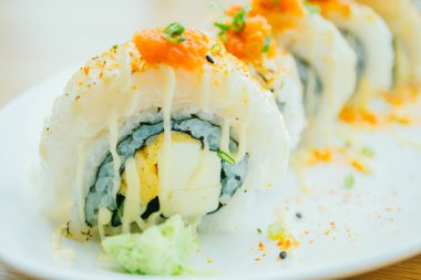 Suşi rulo beyaz tabak içinde 