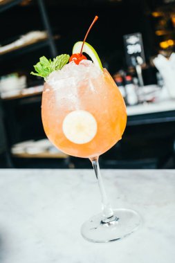 Buzlu kokteyller cam içme