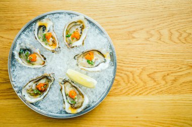 Ham ve taze istiridye kabuğu limon ile