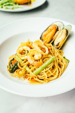 Spagetti ve makarna Baharatlı deniz ürünleri