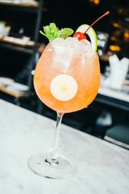 Buzlu kokteyller cam içme