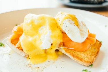 Kahvaltı için füme somon yumurta benedict