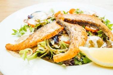 Izgara somon fileto etli sebze salatası