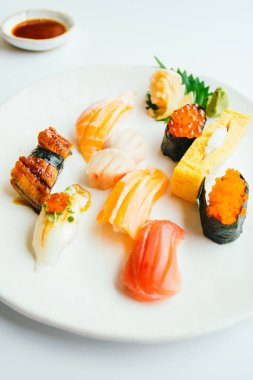 Ham ve taze nigiri suşi beyaz tabak içinde ayarla