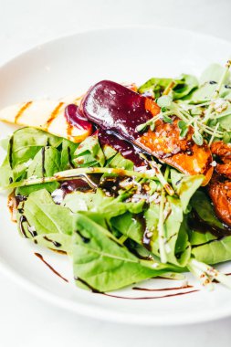 Sebze salatası ile kaz ciğeri