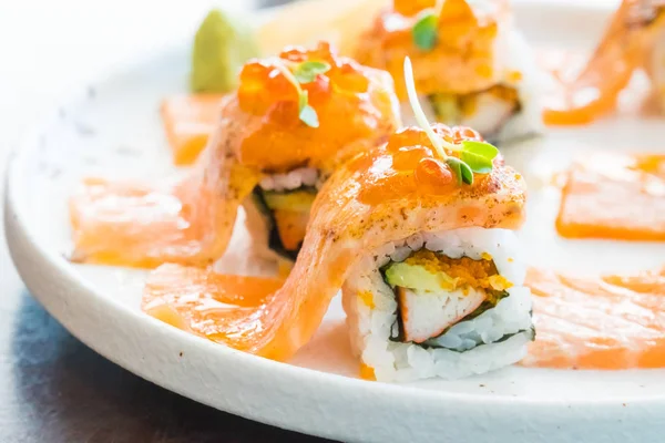 Izgara somon suşi roll