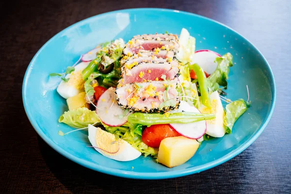 Raw and fresh tuna meat with sesame and salad — Stock Photo, Image