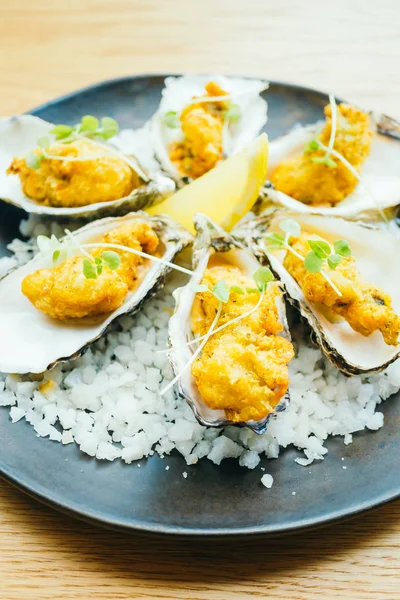 Fried oyster shell with sauce — Stock Photo, Image