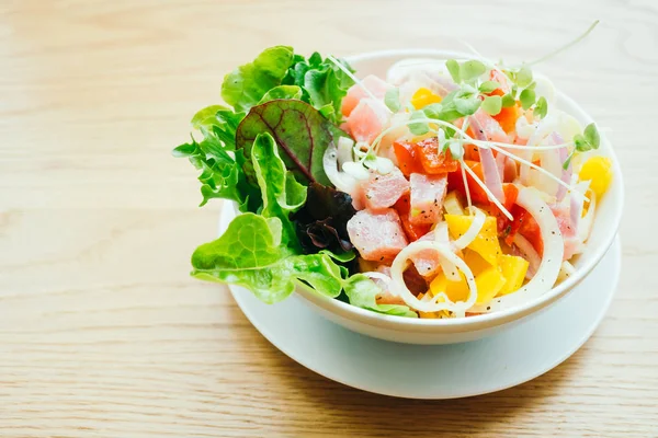 Atum cru e fresco com salada de legumes — Fotografia de Stock