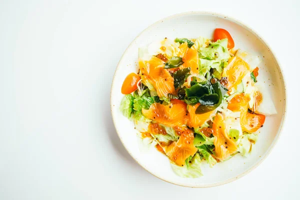 Çiğ taze somon et sashimi sebze salatası ile