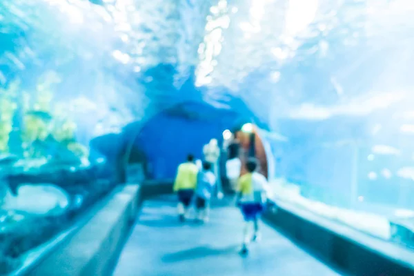 Borrão abstrato e desfocado subaquático do tanque do túnel do aquário — Fotografia de Stock