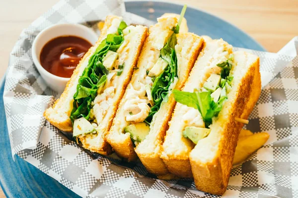 Patates kızartması ile avokado ve tavuk etli sandviç