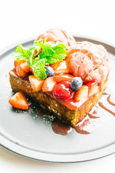Postre dulce con tostadas de miel con fresa y mermelada —  Fotos de Stock