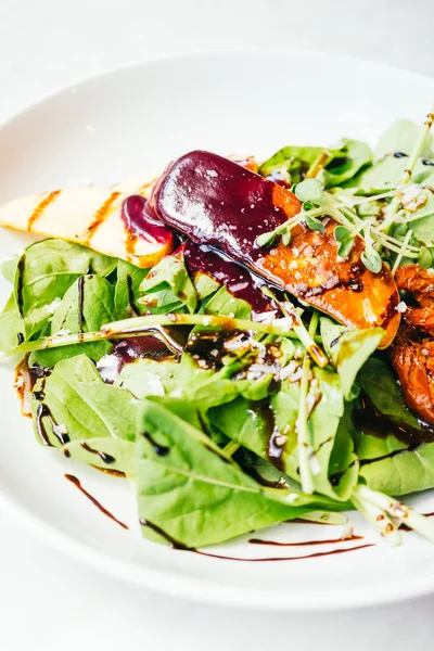 Sebze salatası ile kaz ciğeri