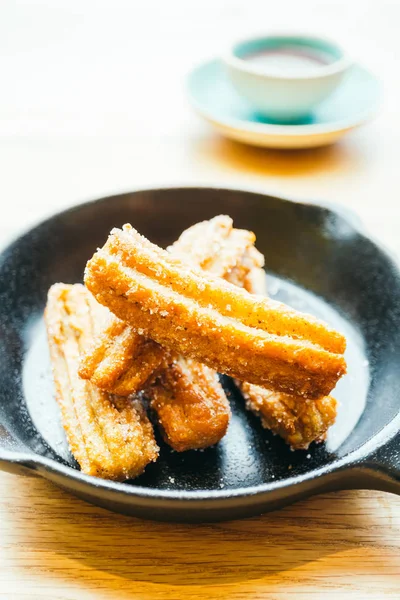 Жареный пончик Churros с шоколадным соусом — стоковое фото