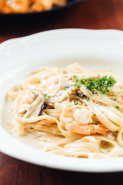 fettucine beyaz krema soslu karides ve mantar