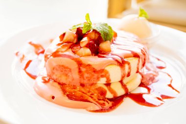 Tatlı krep tatlı çilek ile