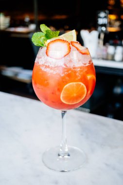 Çilek tutku meyve kokteyl cam içme