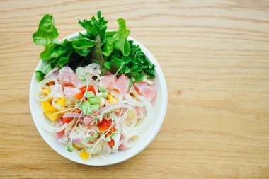 Sebze salata ile ham ve taze orkinos