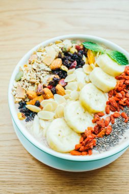 Müsli ve granola karışık meyve